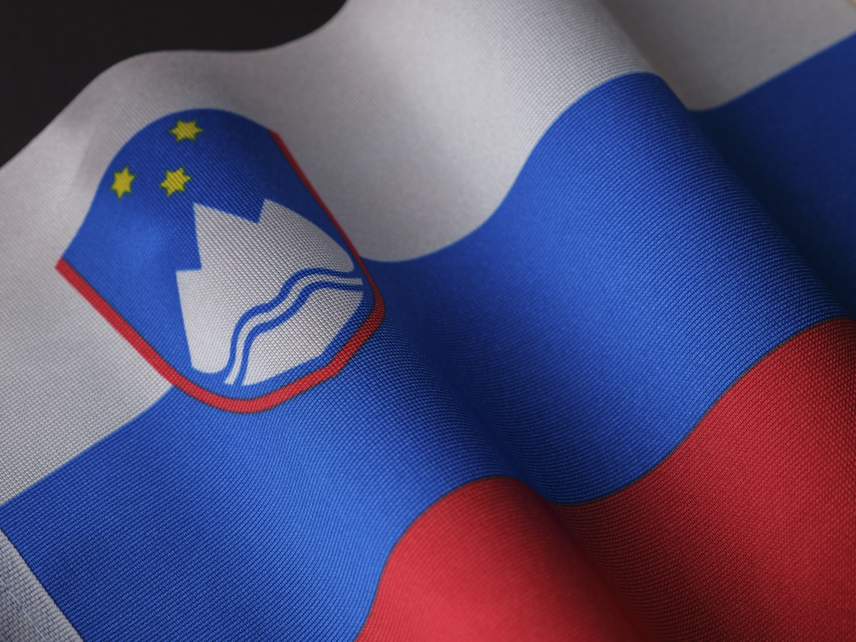 Знамето на Европейския съюз — сини и златни звезди